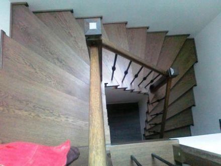 dřevěný obklad schodiště RD