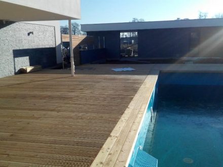terasa bazénu z modřínu