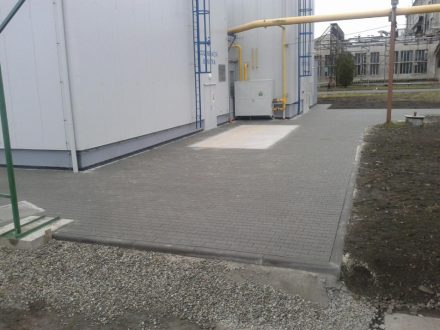 Zpevněné plochy kolem haly v areálu firmy Energetika Chropyně, a.s.