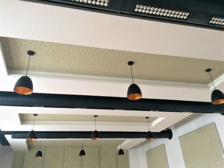 ztvárnění stropu akustika sálu